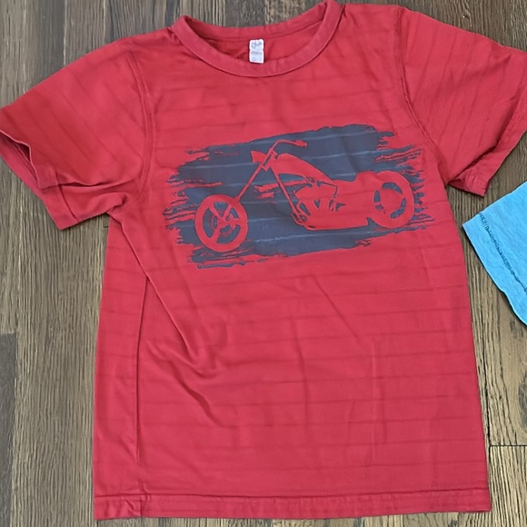 Lot of 2 boys T-Shirts, graphic design, distressed size 4/5 - Picture 2 of 5